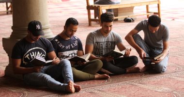صور.. المعتكفون يحتضنون المصاحف فى بداية العشر الأواخر بمسجد عمرو بن العاص