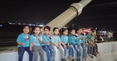 أطفال حضانة بشبرا يلتقطون الصور التذكارية بمحور روض الفرج  