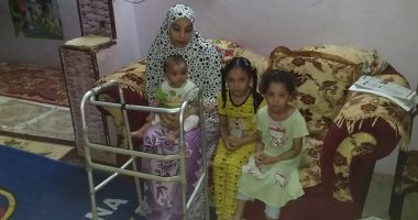 صور.. أم البنات: احتاج لـ12 حقنة بـ24 ألف جنيه وتركيب مفصل.. من يساعد حنان؟
