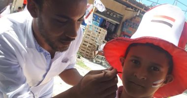 صور.. الجماهير ترسم علم الزمالك على وجوههم قبل نهائى الكونفدرالية