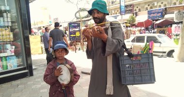أحمد أصغر طفل يبيع "الربابة" ويعزف على "الرق": نفسى أروح المدرسة