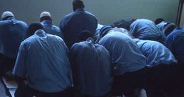صفعة على وجه تمثال الحرية.. صحيفة أمريكية: سجون فرجينيا لا تحترم الصائمين