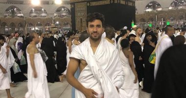 تريزيجيه يؤدى مناسك العمرة قبل معسكر المنتخب.. صور