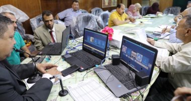 طلاب الصف الأول الثانوى بالوادى الجديد يؤدون امتحان الفلسفة والرياضيات إلكترونيا