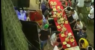 لمة رمضان.. شباب شارع الجامع بإمبابة ينظمون سحور جماعى لأهالى المنطقة
