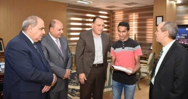 استجابه لليوم السابع .. محافظ الشرقية يُكرم طالب كفيف حافظ للقرآن الكريم 