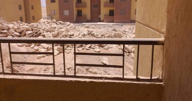 سكان مشروع المنحة الإماراتية بالمنيا يشكون من انتشار القمامة والصخور