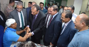 صور.. محافظ سوهاج يطمئن على نائب رئيس حى شرق المتعدى عليه بالضرب
