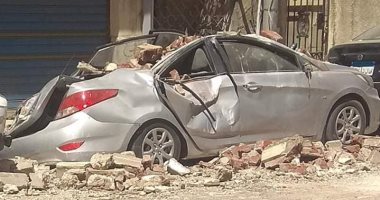 صور .. تهشم سيارة بشارع الإقبال بعد سقوط جزء من عقار قديم عليها بالإسكندرية