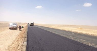 صور.. تنفيذ خدمات وعلامات إرشادية محور الفرافرة – ديروط بـ 200 مليون جنيه