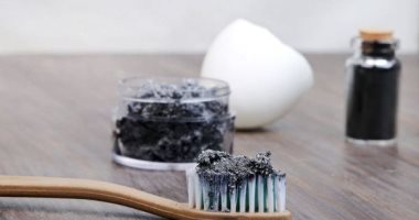 الفحم وقشر البيض وزيت جوز الهند لأسنان بيضاء من المنزل
