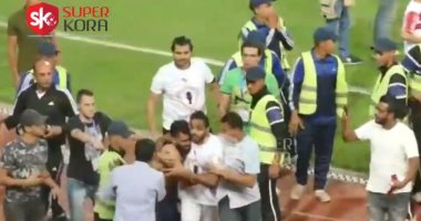 كاميرا سوبر كورة.. "محدش يقرب منه" شاهد كيف أنقذ كهربا مشجع الزمالك