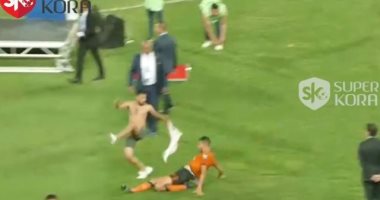سوبر كورة.. الصورة بألف بطولة.. شاهد اعتداء لاعبى نهضة بركان على مشجع زملكاوى