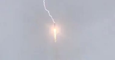 شاهد.. صاعقة تضرب صاروخ " Soyuz" أثناء إطلاقه من قاعدة فضائية فى روسيا 