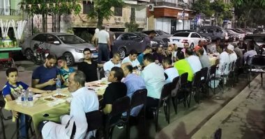 رمضان يجمعنا.. شباب منشية البكرى بمصر الجديدة ينظمون سحورا لـ250 شخصا