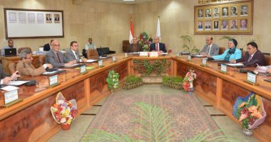 محافظ أسيوط يطالب الجامعة بتوفير تخصصات فى مجال هندسة تكرير البترول والكيميائية
