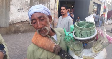 صور.. بارد وشفا يا عرقسوس.. عم حسن 73 سنة ويحمل قارورة المشروب