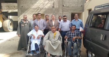 صور.. محافظ أسيوط يمنح 3 أشخاص من ذوى الاحتياجات الخاصة كراسى متحركة