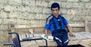 صور.. شاب بسوهاج يعانى من ضمور وشلل ويطالب الصحة بعلاجه على نفقة الدولة