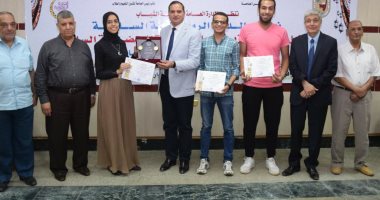 صور .. رئيس جامعة سوهاج يكرم حفظة القرآن الكريم على مستوى المدن 