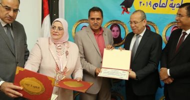 صور.. محافظ كفر الشيخ يكرم أعضاء كنترول الإعدادية.. وبدء تلقى التظلمات