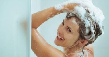 4 حاجات لازم تعمليها بعد الاستحمام للعناية بصحة شعرك
