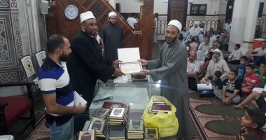صور .. مديرية أوقاف الفيوم تكرم حفظة القرآن الكريم 