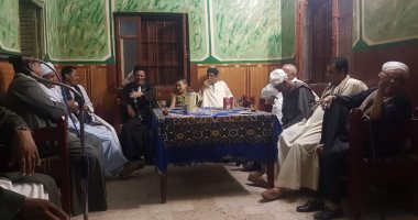 صور.. السهرات القرآنية بـ"دوار العائلات" عادة توارثها أبناء أسيوط فى رمضان.. الأهالى: القرآن يجمعنا بشهر الخير يوميا.. كل "شيخ" يقرأ بها منذ التراويح حتى قرابة السحور.. وتوزيع المأكولات والمشروبات على الحضور