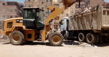 صور.. حملة نظافة مكبرة لرفع تلال القمامة بشارع الترعة فى المحلة
