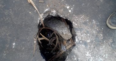 إصلاح هبوط أرضى لتحقيق السيولة المرورية غرب الإسكندرية.. صور