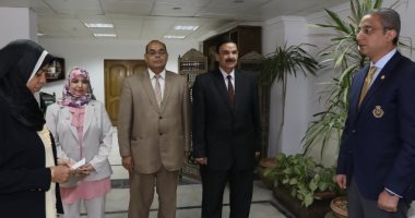 صور.. على طريقة الوزارء.. طبيبة بالصحة تؤدى اليمين أمام محافظ سوهاج