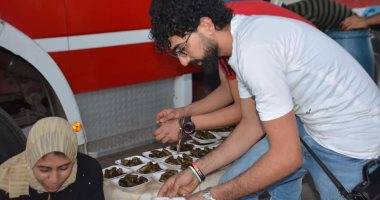 صور.. شباب شبرا الخيمة يقدمون الإفطار للصائمين أعلى كوبرى مسطرد