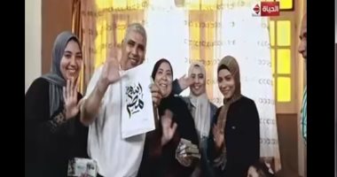 جورج قرداحى يسلم 100 ألف جنيه للفائز بجائزة "اسم من مصر" من محافظة بورسعيد