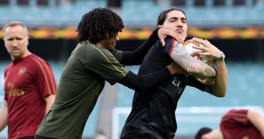 مدافع أرسنال يداعب محمد الننى عبر "تويتر" قبل نهائى يوروباليج