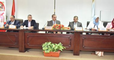 صور.. محافظ أسيوط يوزع التابلت على الرائدات الصحيات بأبنوب