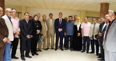 صور.. محافظ سوهاج يستقبل أعضاء اتحاد نقابات العمال لحل مشاكلهم 