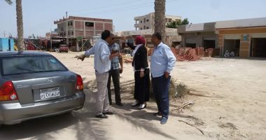 صور.. رئيس مدينة برج العرب تشن حملة نظافة وتجميل على الشوارع 