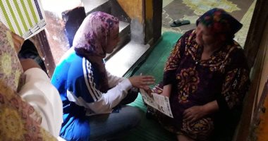 صور.. موظفو شركة مياه الشرب يطوفون شوارع أسيوط للتوعية بعدم غسل السجاد بالمياه