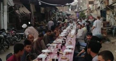 متجمعين على الخير.. أهالى السوق الفوقانى بقنا ينظمون إفطاراً جماعياً