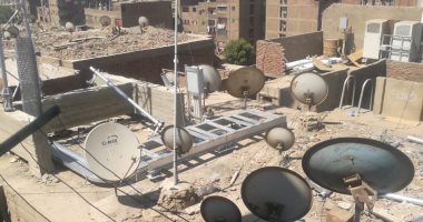 تركيب شبكة محمول أعلى أحد عقارات شبرا الخيمة يسبب مشكلة للأهالى.. صور