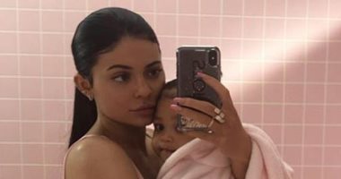 شاهد ..كيلى جينر وابنتها "ستورمى" بكواليس جلسة تصوير Kylie Skin