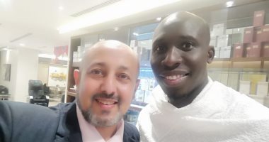 محمد ديمى لاعب نيوكاسل بملابس الإحرام فى مكة المكرمة