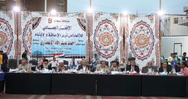 صور.. محافظ سوهاج يشارك ذوى القدرات الخاصة والأيتام إفطارهم