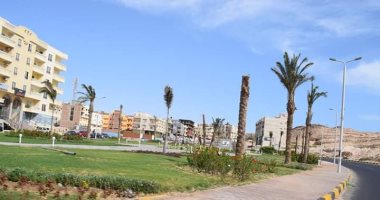 صور ...شاهد طريق الهضبة الشمالية بالغردقة بعد تطويرة وزراعتة بالنباتات الصيفية