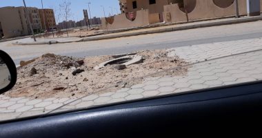 بلاعة بدون غطاء تهدد حياة المواطنين والسيارات بمنطقة الـ 3 عمارات فى الشروق