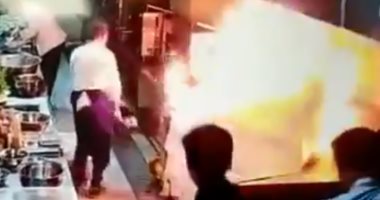 "كيف تطبخ التنين؟".. فيديو يرصد فشل عاملين بمطعم فى إطفاء زيت مشتعل
