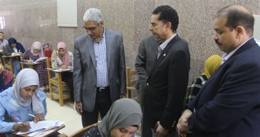صور.. رئيس جامعة جنوب الوادى يتفقد الامتحانات فى الكليات
