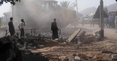 إزالة تعديات على ترعة بسوهاج.. ومهلة لإخلاء المكان لتنفيذ باقى الإزالات (صور)