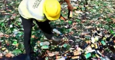 صور.. شرطة إندونيسا تسحق 18 ألف زجاجة خمور لتحزيرها من شربها فى رمضان