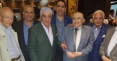 زاهى حواس ينشر صورة خلال احتفال أصدقائه بعيد ميلاده